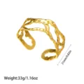 Detailansicht eines 18K vergoldeten Edelstahl-Armreifs mit gehämmerter Textur - Unregelmäßige Durchbrochene Kurve Stil (YY283) / Gold