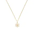 Primer plano de collar con colgante de flor dorada y piedras de circonita clara - Colgante de Flor de Copo de Nieve y Strass (XL110572) / Dorado
