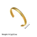 Detalle de pulsera de acero inoxidable chapada en oro de 18K con diseño de espiga - Brazalete Abierto de Textura de Espiga de Trigo Prensada (YY46) / Dorado