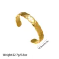 Vista de detalle de pulsera rígida acolchada de acero inoxidable chapado en oro de 18K - Brazalete Abierto Prensado de Patrón Acolchado Clásico (YY47) / Dorado