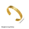 Detalle que muestra el ancho de 10,5 mm y el peso de 23,5 g de este brazalete chapado en oro. - Brazalete Abierto Prensado de Onda Texturizada (YY48) / Dorado