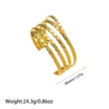 Detalle de dimensiones y peso (40mm, 24,3g) del brazalete de múltiples capas chapado en oro - Brazalete Abierto de Textura de Escamas de 5 Capas (YY1)