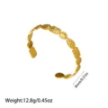 Detalle de brazalete martillado chapado en oro de 18K con especificaciones de peso y ancho - Brazalete Abierto de Textura Martillada Prensada (YY50) / Dorado