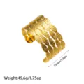 Detalle de un brazalete ancho de acero inoxidable chapado en oro de 18 quilates martillado - Estilo Martillado Ovalado de Cuatro Filas (YY213)