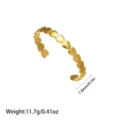 Elegante brazalete de corazones en acero de titanio dorado con detalles de medidas y peso - Brazalete abierto de corazones continuos (YY17)
