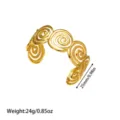 Vista detallada de la textura en espiral chapada en oro de 18k en este brazalete. - Brazalete abierto de textura en espiral de 4 capas (YY12)