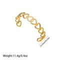 Vista detallada del brazalete de corazón de acero titanio chapado en oro 18k con 13,5mm. - Brazalete abierto de cadena de corazones calados (YY18)