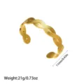 Vista detallada del brazalete trenzado de acero inoxidable chapado en oro de 18 quilates - Brazalete Abierto de Patrón Trenzado Retorcido (YY43) / Dorado
