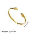 Primer plano detallado del brazalete de manos doradas con dimensiones y peso incluidos - Brazalete Abierto con Forma de Manos Abrazando (YY31)