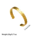 Vista detallada del brazalete abierto de acero de titanio chapado en oro de 18K tejido - Brazalete Abierto de Textura de Tejido Romboidal 3D (YY45) / Dorado