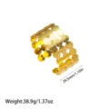 Detailansicht eines goldfarbenen Armreifs mit Hammerschlag und Maßen - Gehämmerte Überlappende Scheiben (YY290) / Gold