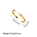 Detailansicht eines 18 Karat vergoldeten Edelstahl-Armreifs mit Maßen und Gewicht - Fein Gehämmerter Stil (YY344) / Gold