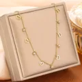 Nahaufnahme einer vergoldeten Herz-Halskette aus Titanstahl mit Kristallanhängern - Mehrfacher Herz-Strass-Stil (81438) / Gold