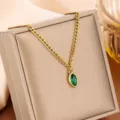 Dettaglio di una collana in acciaio al titanio dorato con ciondolo gemma verde marquise - Stile Strass Verde Marquise (81406) / Verde