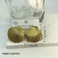 Macro view of gold seashell earrings in stainless steel with dimension and weight info - Striped Shell Fan Shape Style (ES856)