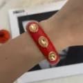 Detailansicht eines roten Emaille-Armreifs mit drei strahlend gelben Kristallen - Geometrischer Strass-Stil (2557) / Rot