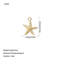 Vista macro di un ciondolo a forma di stella marina dorata con dimensioni e materiali - Stile Stella Marina (C0058) / Oro