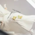 Dettaglio di ciondoli a farfalla dorati con misure di 1,5 cm e 1,1 cm per DIY - 055 Farfalla con Motivo