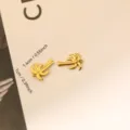 Nahaufnahme eines goldenen Palmenanhängers aus Titanstahl mit Maßen für DIY-Schmuck. - Einfache Kokospalme (015)