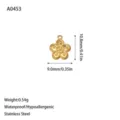 Detailweergave van gouden bloemhanger met afmetingen van 10,8 mm hoogte en 9,0 mm breed. - Vijfbladige Bloem Reliëf Stijl (A0453) / Goud