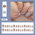 Vue détaillée de faux ongles dégradés bleu laiteux style français, lot de 30 pièces. - Style avec Colle R994 / Pack de 30 / Bleu Laiteux Sel de Mer Français