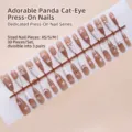 Vista detallada de uñas postizas pink cat-eye con decoraciones de osos y lazos lindos - Paquete en Tira (T511) / Paquete de 30 / Rosa