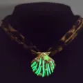 Gedetailleerd overzicht van lichtgevende schelpketting met parels en groen lichteffect - 2 # Golden green light necklace