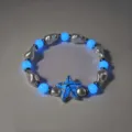 Macro-opname van lichtgevende blauwe zeester bedel en kralen voor strandvakantie - Blauw Lichtgevende Armband (16#)
