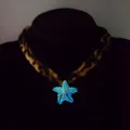 Glow in the dark blauwe zeester hanger ketting met een luipaardprint choker band - Blauw Lichtgevende Halsketting (1#) / Goud