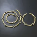Detaillierte Makroansicht der vergoldeten Tenniskette mit schwarzen Herzanhängern und Steinen. - Armband / 18cm / Gold (Schwarzes Herz)