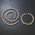 Detailansicht von silbernem Tennis-Halsketten- und Armbandset mit roten Emaille-Herzen. - Silber (Rotes Herz)