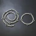 Detail von silberfarbenem Tennis-Kettenschmuck-Set mit schwarzen Herz-Elementen und Kristallen - Silber (Schwarzes Herz)