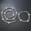 Detailansicht von silberner Tenniskette und Armband mit weißen Emaille-Herzen - Silber (Weißes Herz)
