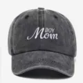Berretto da baseball in cotone grigio lavato con ricamo bianco BOY Mom vintage - Nero