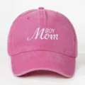 Cappellino da baseball rosa in cotone lavato con ricamo bianco testo BOY Mom - Rosso rosa