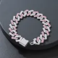 Nahaufnahme eines auffälligen Hip-Hop-Panzerarmbands mit rosa und weißen Straßsteinen. - Armband / 18cm / Silber