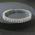 Nahaufnahme eines silbernen zweireihigen Kristall-Hip-Hop-Tennisarmbands für Herren - Armband / 18cm / Silber