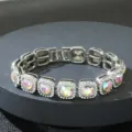 Primo piano di bracciale hip hop con cristalli a cuore iridescenti e maglie quadrate. - 18cm (7 pollici) / Argento