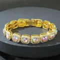 Primo piano di un bracciale hip-hop dorato con cristalli a cuore cangianti e strass. - 18cm (7 pollici) / Oro