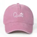 Berretto da baseball rosa lavato con ricamo Queen bianco e dettaglio corona - Taglia unica / Rosa