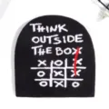 Berretto in maglia nero con testo 'Think Outside The Box' e motivo Tic-Tac-Toe - Taglia unica / Nero Tris