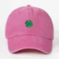Berretto da baseball rosa lavato con ricamo di quadrifoglio verde ricamato a mano - Taglia unica / Rosso rosa