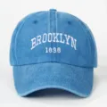 Berretto da baseball in denim blu lavato con ricamo bianco Brooklyn 1898 stile street - Taglia unica / Blu
