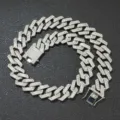 Detaillierte Ansicht einer 20mm silbernen Iced-Out Gliederkette auf schwarzem Leder. - 16 Zoll (40 cm) / Silber