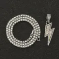 Nahaufnahme des Hip-Hop-Blitzanhängers mit einer funkelnden 3mm Strass-Tennis-Halskette - Blitz Anhänger Mit Tenniskette / 3mm 40cm / zweifarbig