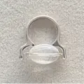 Close-up detail van een unieke ring in Koreaans design met draaibare glazen kraal - Zilver