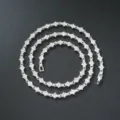 Makrodetail der eisgeküllten blumenförmigen Glieder einer silbernen Tenniskette - Armband / 18cm / Silber