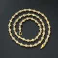 Detailansicht des vergoldeten Blumen-Kreuz-Tennisarmbands mit funkelnden Steinen. - Armband / 18cm / Gold