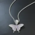 Detailansicht des Hip-Hop-Schmetterlingsanhängers mit lavendelfarbenen Kristallen. - Schmetterling Anhänger mit 5mm 60cm Seilkette / Silber (Weißer & Lila Strass)