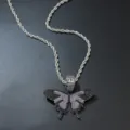 Detaillierte Makroaufnahme eines Hip-Hop-Schmetterlingsanhängers mit lila Strasssteinen - Schmetterling Anhänger mit 5mm 60cm Seilkette / Waffenschwarz (Schwarzer & Lila Strass)
